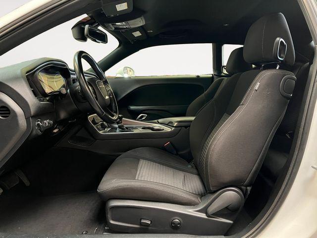 2022 dodge challenger sxt