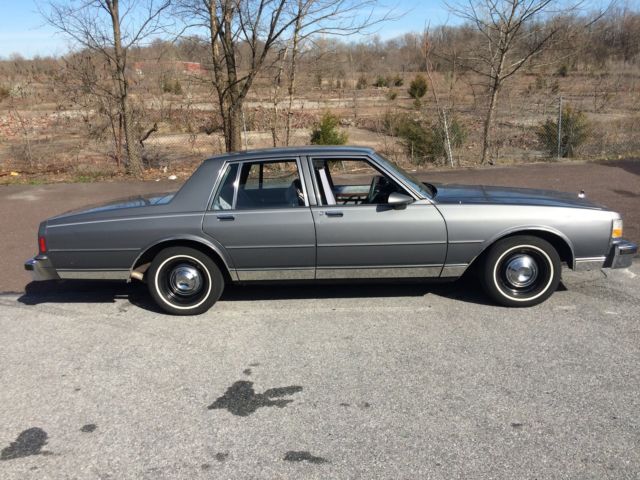 1990 chevrolet caprice classic ls brougham sedan 4-door 5.0l box chevy