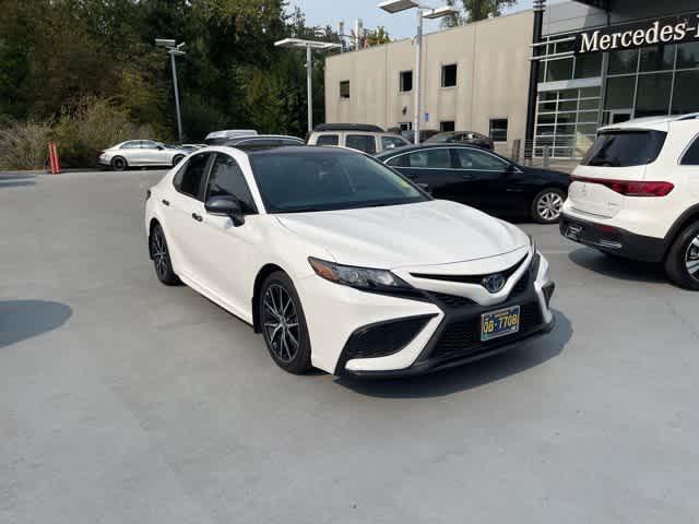 2022 toyota camry hybrid se