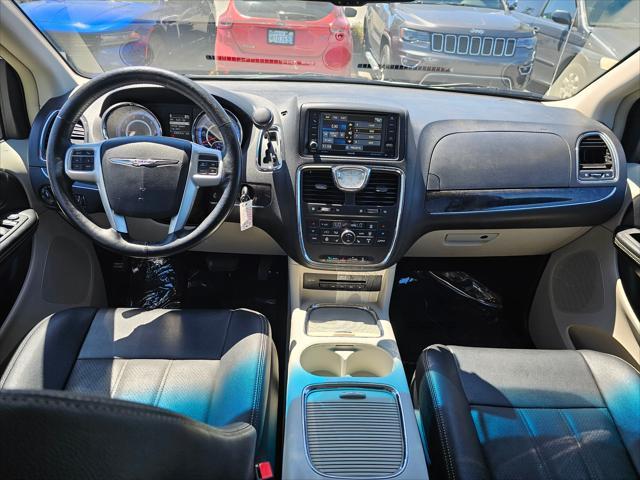 2016 chrysler town & country touring-l