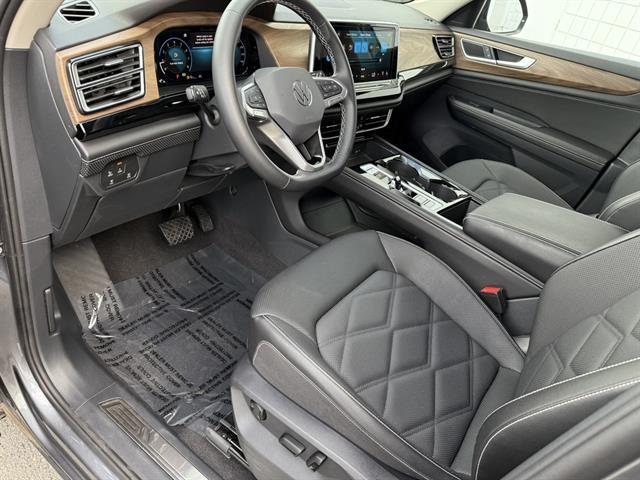 2024 volkswagen atlas 2.0t se w/ technology