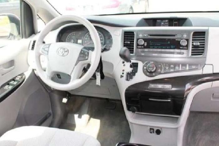 2013 toyota sienna le in los angeles, ca