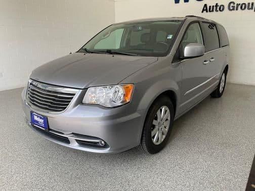 2016 chrysler town & country touring in silvis, illinois