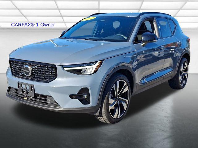 2023 volvo xc40 b5 awd plus dark theme