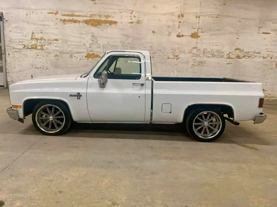 short wheelbase. 350 / 700r4. square body