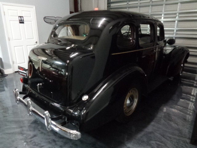 1936 oldsmobile six four door sedan