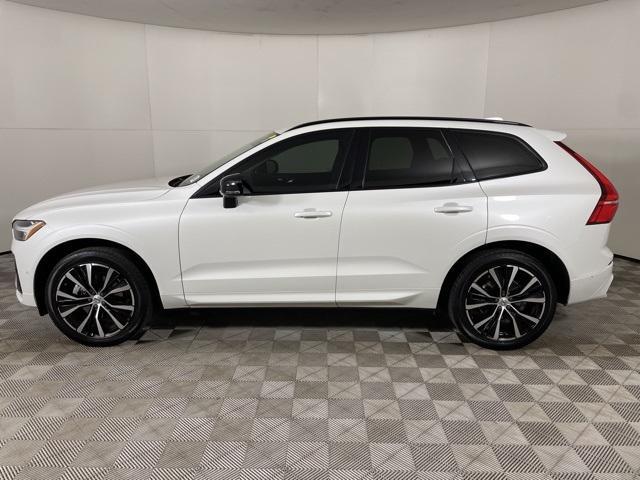 2024 volvo xc60 b5 plus dark theme