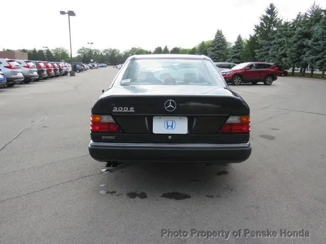 300 series 4dr sedan 300e automatic 300 series low miles automatic gasoline 3.2l