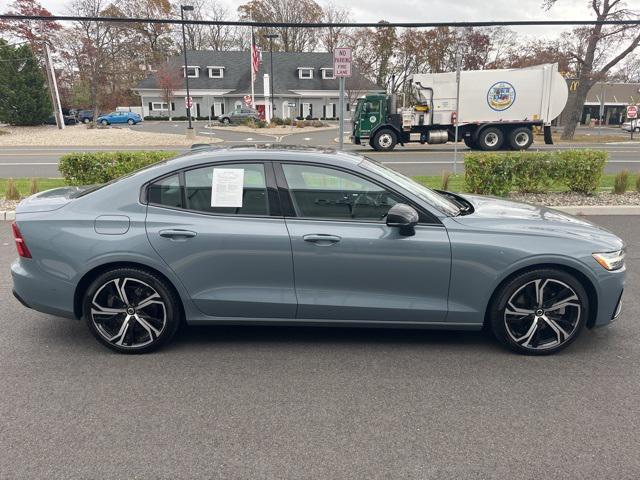 2024 volvo s60 b5 plus dark theme