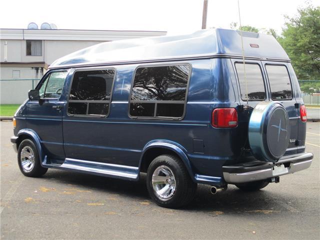no reserve low miles! keyless entry! 5.2l! clean! runs drives great!