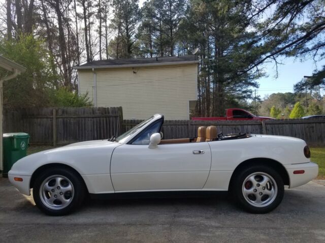1993 mazda miata 1.6 l 5-speed, with c-package: leather, power windows and locks