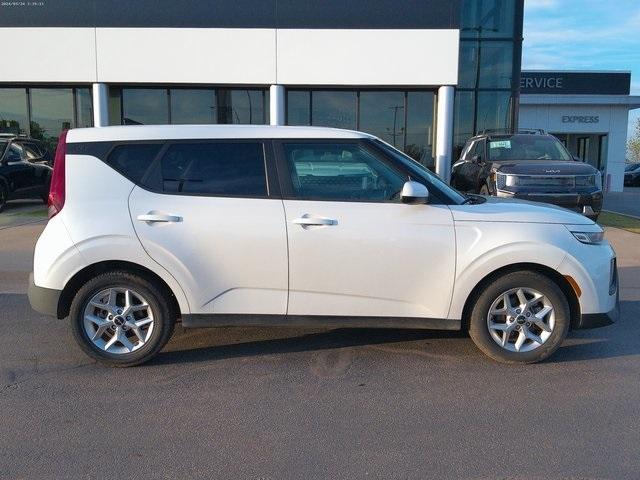 2022 kia soul lx