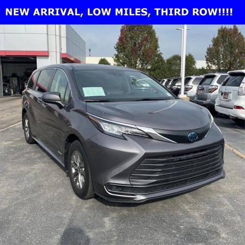 2021 toyota sienna le