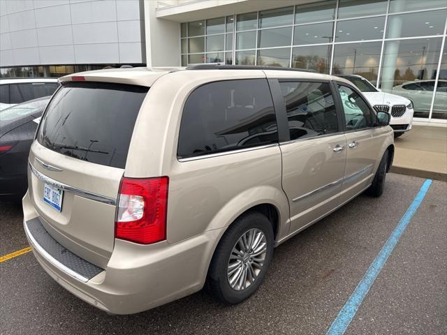 2016 chrysler town & country touring-l
