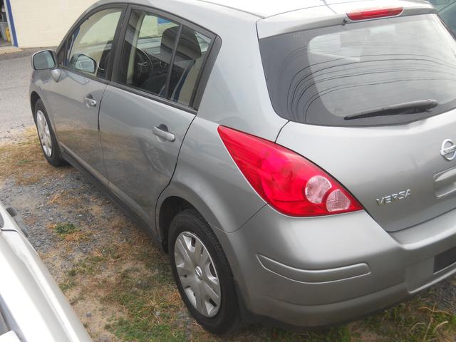 2011 nissan versa premium