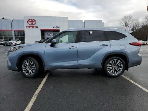 2021 toyota highlander platinum in claremont, new hampshire