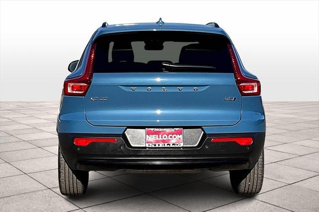 2024 volvo xc40 b5 plus dark theme