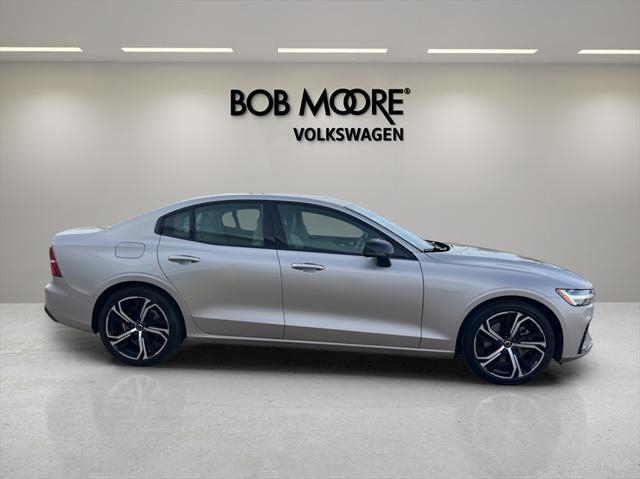 2024 volvo s60 b5 core dark theme