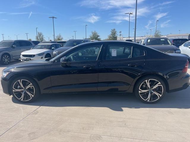 2024 volvo s60 b5 core dark theme