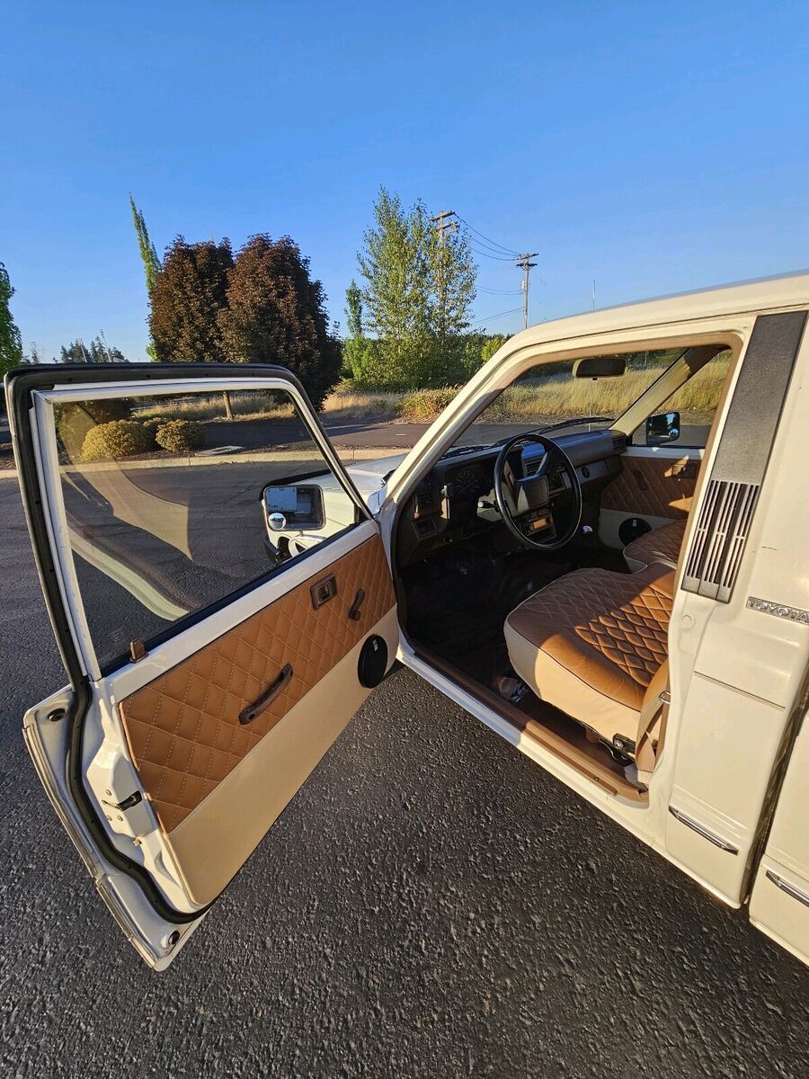 1984 toyota pickup pickup white rwd manual 1/2 ton rn55