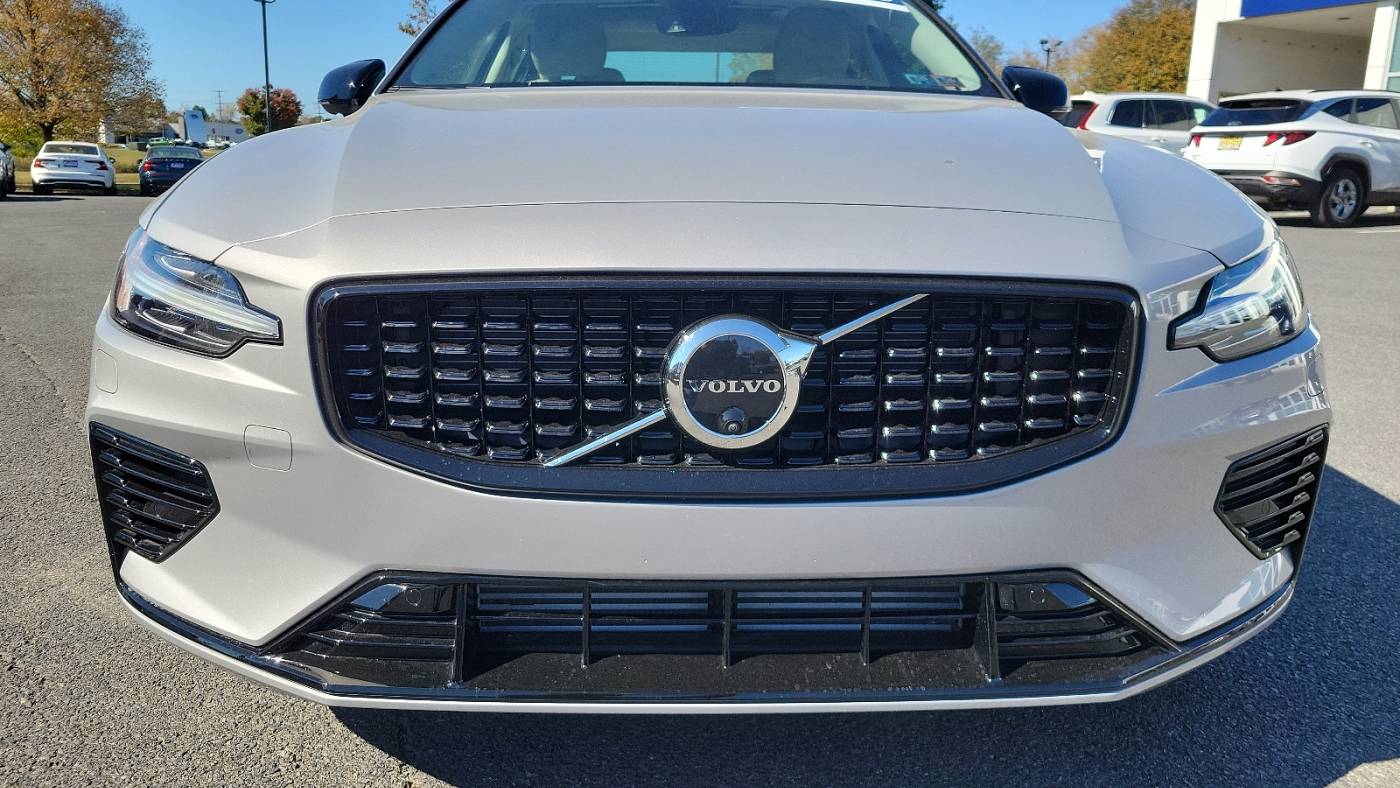 2024 volvo s60 recharge t8 plus dark theme