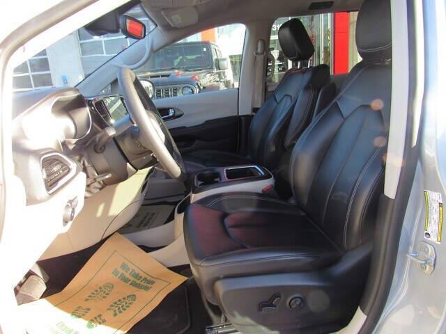 2023 chrysler pacifica touring-l