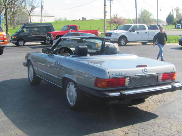 up for auction - 1988 mercedes-benz r107 560 sl convertible