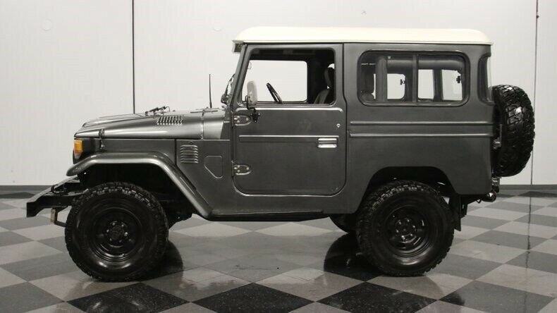 classic vintage chrome 4x4 fj40 yota 4.2 liter inline 6 4 speed manual gray