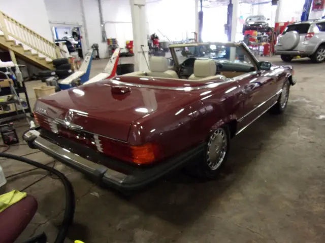1986 mercedes-benz 560 sl convertible with detachable hardtop