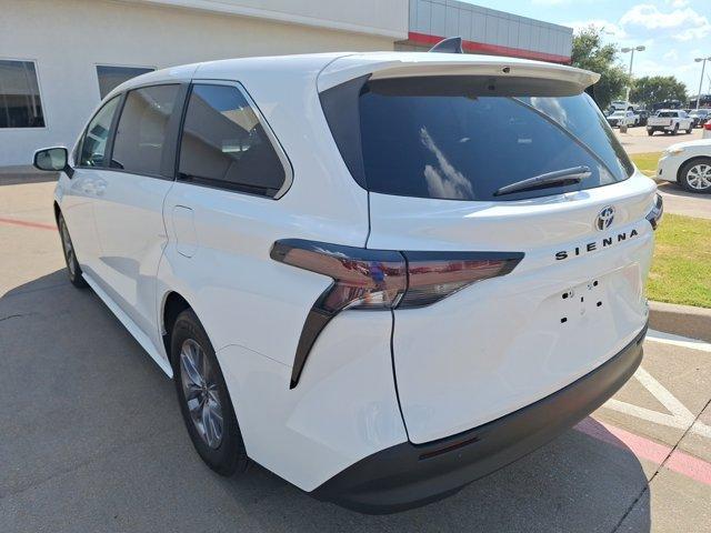 2024 toyota sienna le