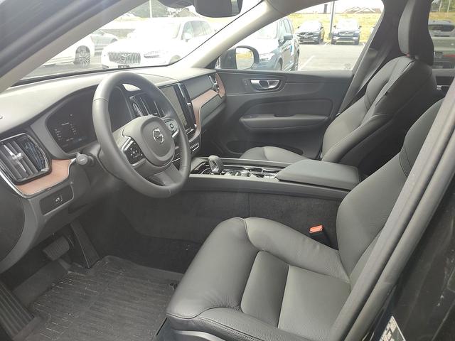 2024 volvo xc60 plus dark theme
