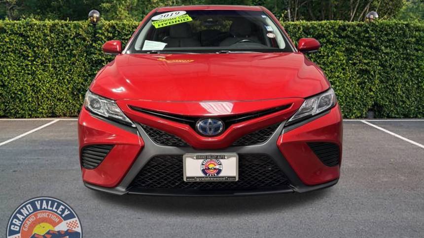2019 toyota camry hybrid se
