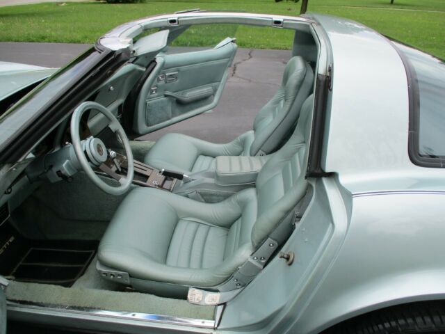 1982 corvette very rare color silver green very nice car have window sticker