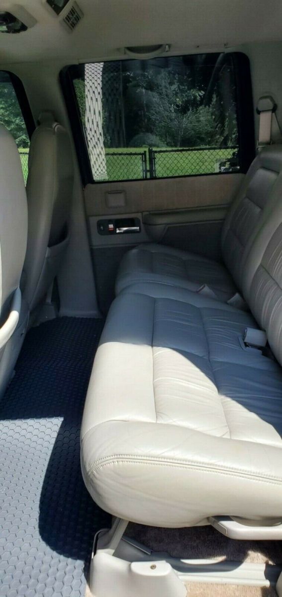 1994 chevrolet suburban c1500 2wd (mechanic special) needs transmission!