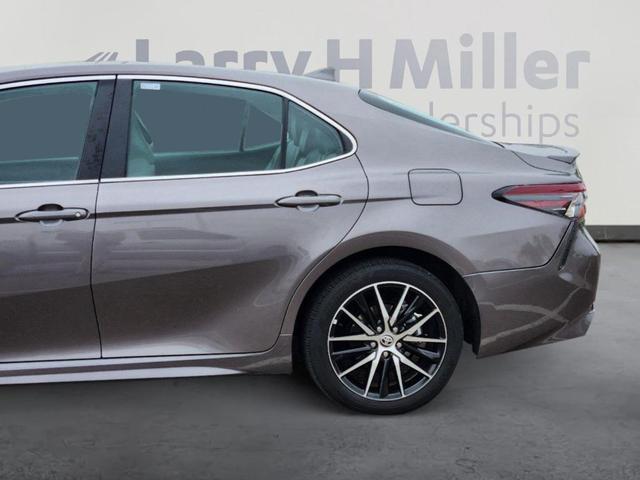 2022 toyota camry hybrid se