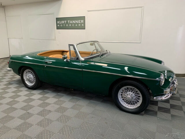 1967 mg b roadster. nicely restored car in perfect colors. 4-speed. wire wheels