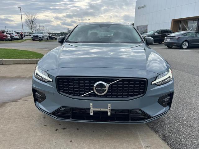 2024 volvo s60 b5 plus dark theme