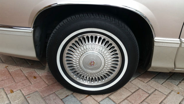 1990 cadillac fleetwood 4-door sedan