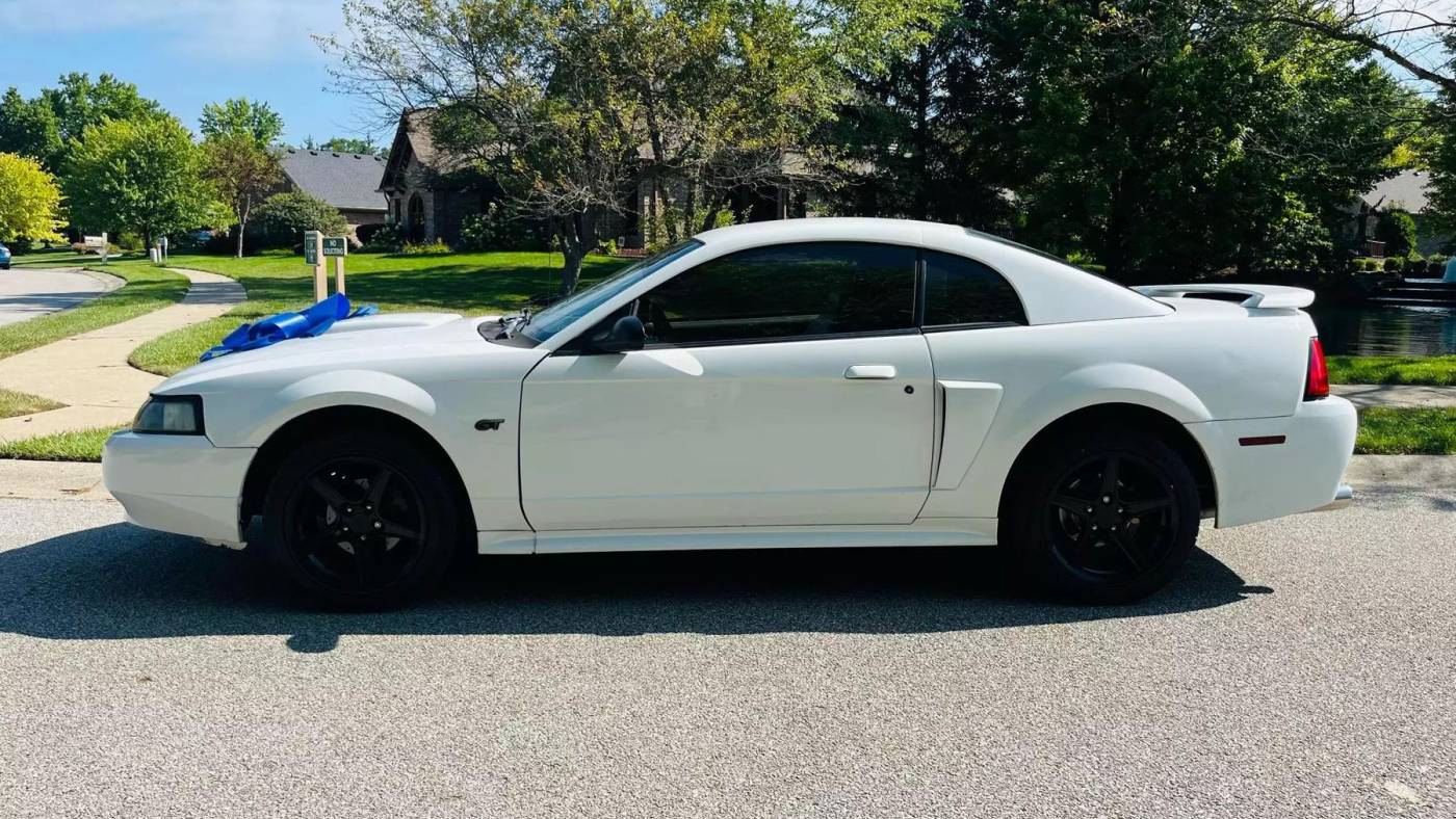 2002 ford mustang gt deluxe