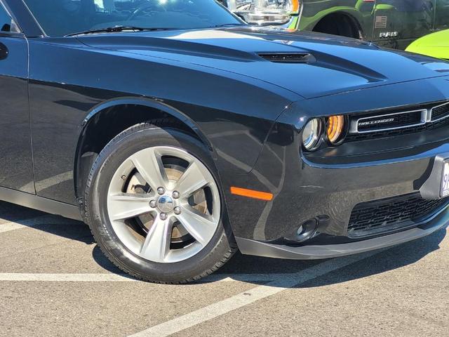 2021 dodge challenger sxt