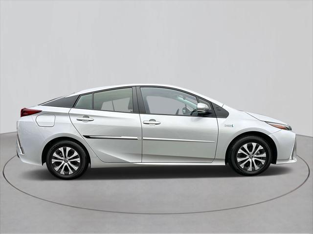 2022 toyota prius prime le