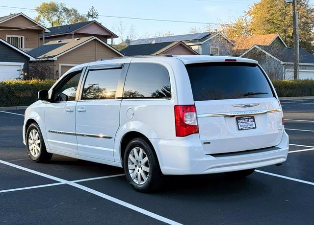 2016 chrysler town & country touring
