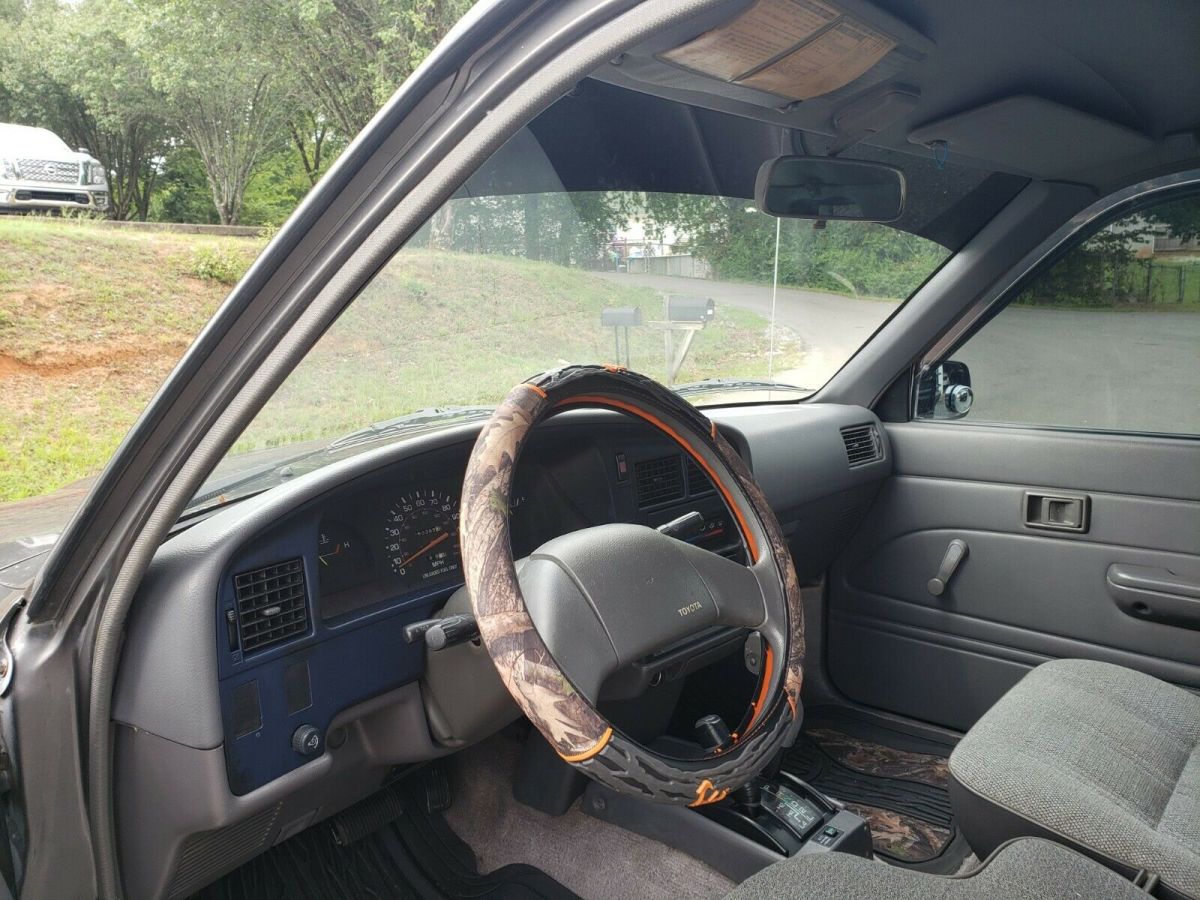 1989 toyota truck - 4x4 - auto - extended cab - rebuilt 3.0 engine - no reserve