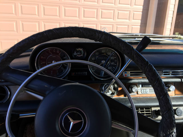 1969 mercedes 280s 4 door sedan. mint condition