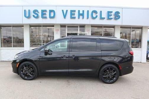 2022 chrysler pacifica limited in hales corners, wisconsin