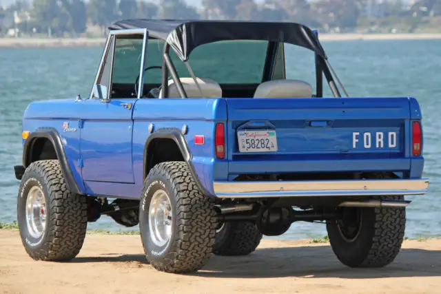 1972 ford bronco sport 302 v8 with 3 speed on 33's lcd screen and radio