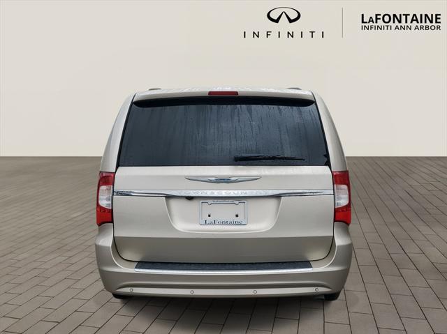 2016 chrysler town & country touring-l