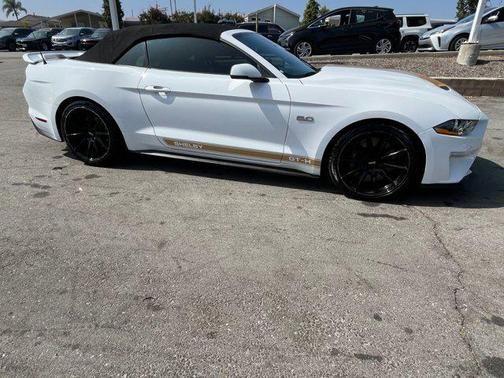 2022 ford mustang