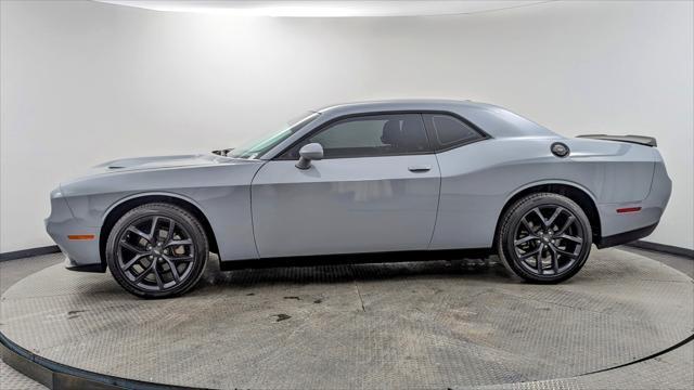2022 dodge challenger sxt