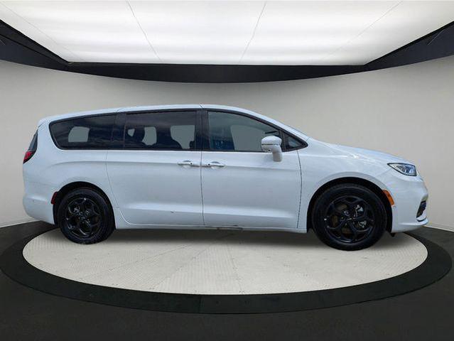 2022 chrysler pacifica hybrid touring l